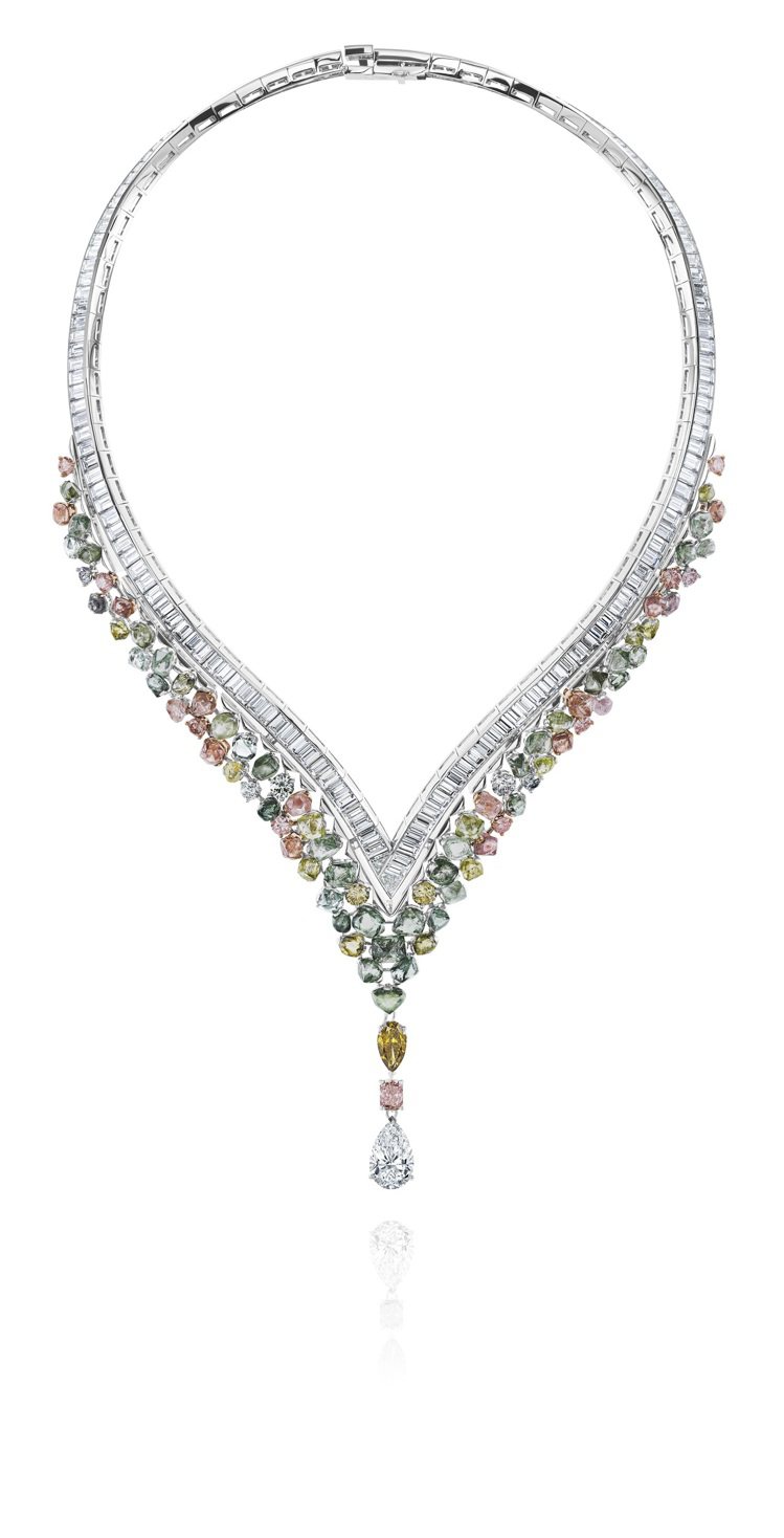 Knysna Chameleon高級珠寶項鍊，長梯形鑽石圍繞可拆卸式的彩色鑽石原石，搭配一顆5克拉的梨形鑽石吊墜，約5,370萬元。圖／De Beers提供