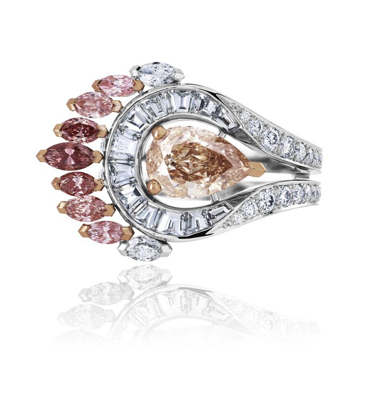 Greater Flamingo高級珠寶戒指，欖尖形、圓形明亮式與長梯形鑽石環繞著一顆1.50克拉梨形主鑽，約715萬元。圖／De Beers提供