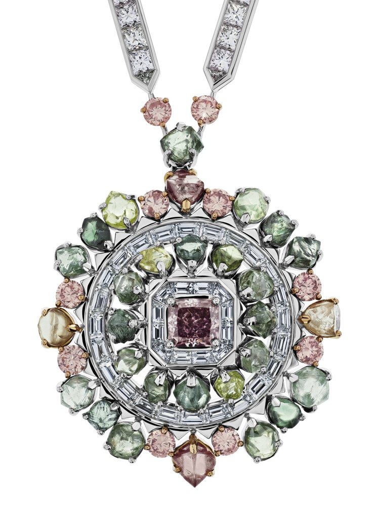 Knysna Chameleon高級珠寶圓牌鍊墜，彩色鑽石原石與拋光鑽石、長梯形白鑽圍繞1.30克拉雷地恩形切割主鑽，約1,780萬元。圖／De Beers提供