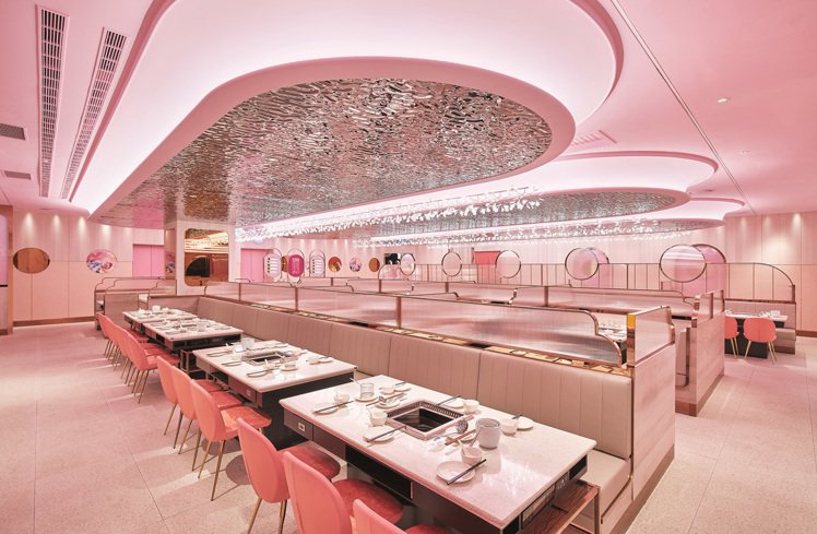 美滋鍋來台首店進駐ATT 4 FUN，270坪粉紅夢幻的空間專為女性量身打造。圖／樂天餐飲集團提供