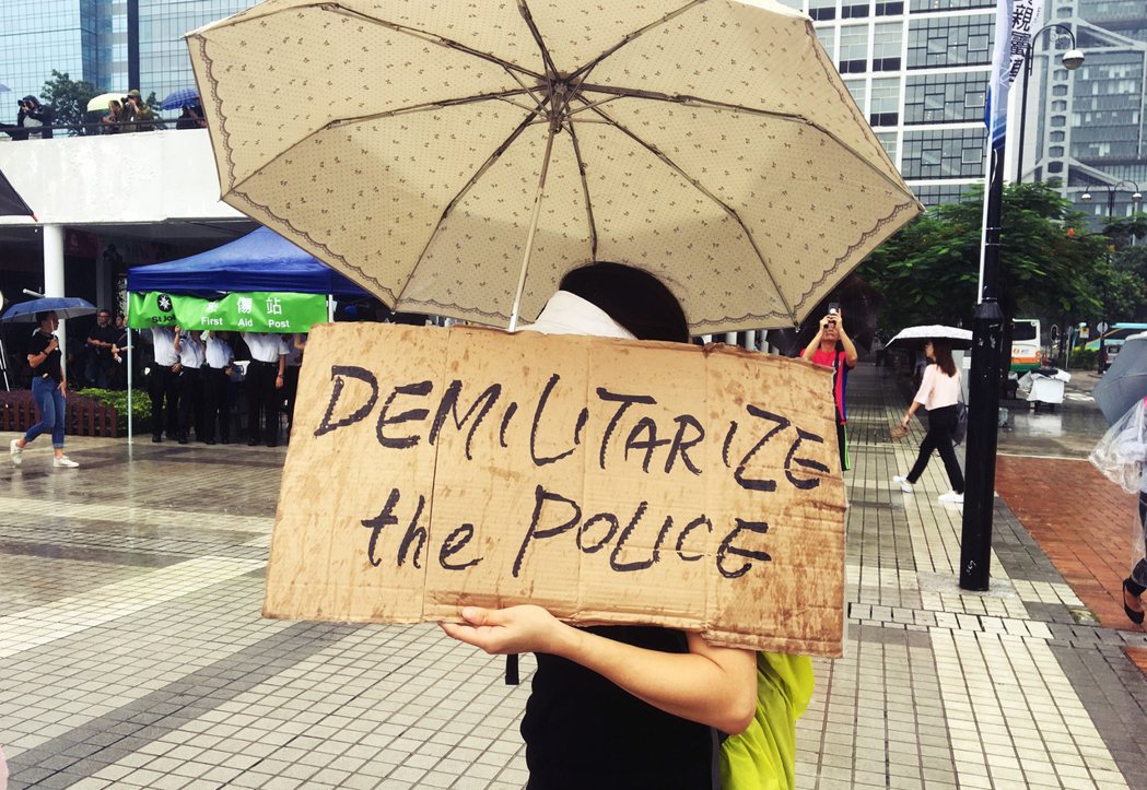 Demilitarize the Police：父親是退休十年的警察的陳小姐表示...
