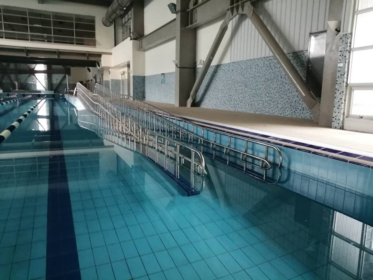 身障者有福了！ 蘆竹國民運動中心首創無障礙坡道泳池