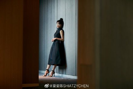 吳謹言身穿夏姿裙裝展現東方風情。圖／取自微博
