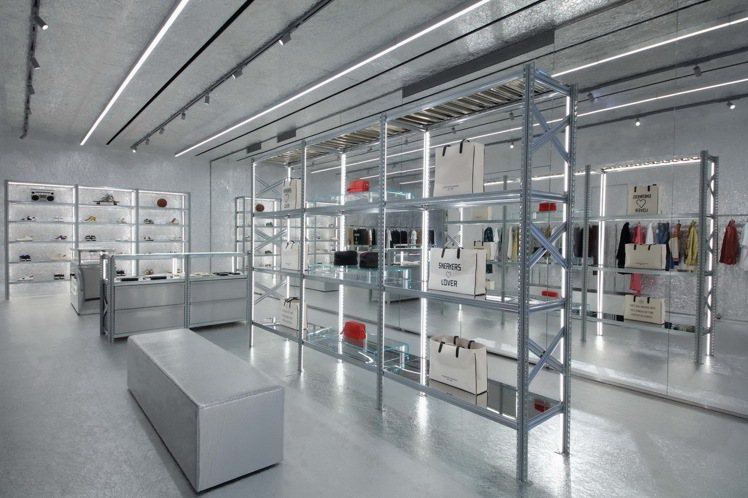 呼應品牌米蘭總部店櫃設計，46坪大的GGDB台北旗艦店也以銀色為店裝的主色系，打造充滿現代感的購物環境。圖／GGDB提供