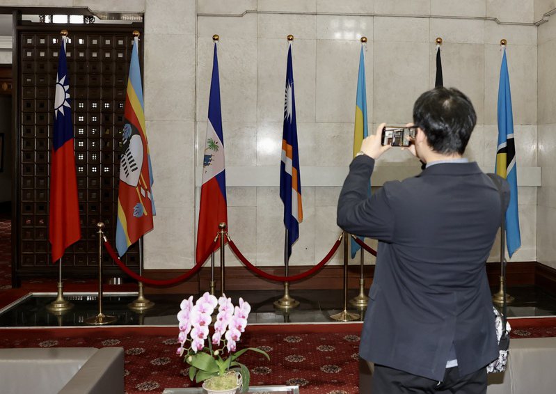 外交部宣布與宏都拉斯斷交，一早就將宏都拉斯的國旗自大廳卸下，目前僅剩下我國國旗與13面邦交國的國旗。 記者許正宏／攝影