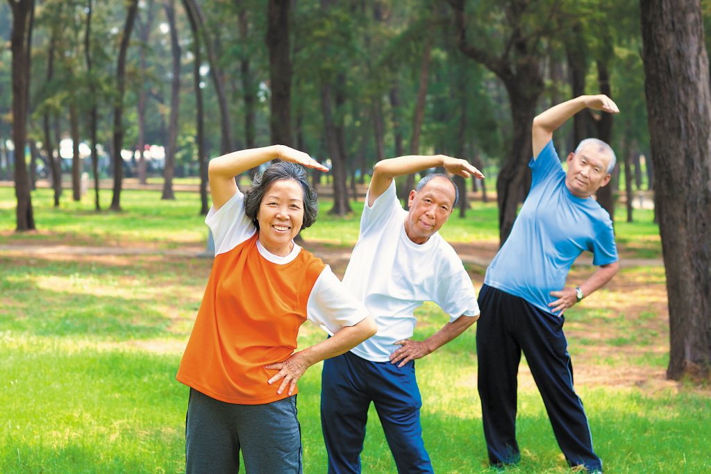 建議民眾從50歲就開始改變生活步調，養成運動及健康飲食的習慣，退休後才能享受美好時光。