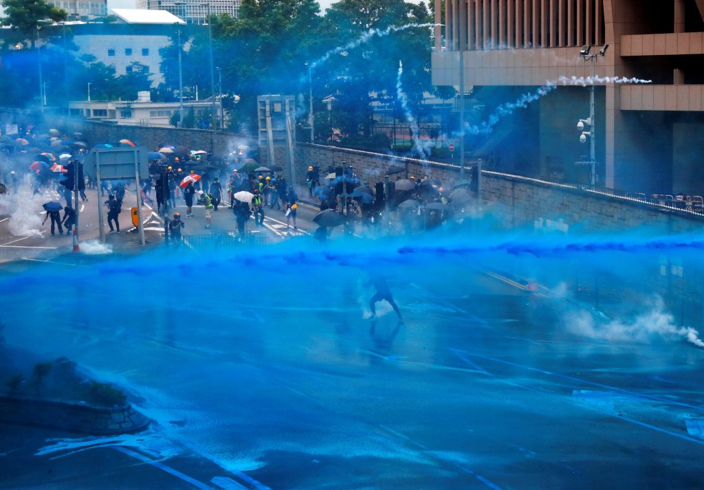 在金鐘的特區政府總部（政總）與立法會大樓一帶，警方首次出動摻有顏料的水砲車以標記示威者身份。 圖／路透社