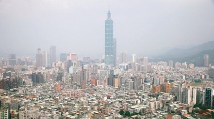 圖為從高處俯瞰台北市大安、信義區的建築物。 本報系資料庫