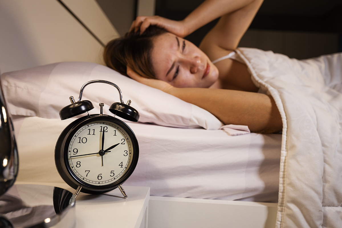 很多人都有過睡覺睡到一半醒來，卻再也睡不著的窘境。<br />圖／ingimage