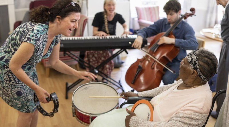 國家交響樂團(NSO) 邀來擁有豐富樂齡工作經驗的英國音樂工作者，為團員舉行工作坊；團員完成訓練後將進入社區服務，透過音樂陪伴長者。