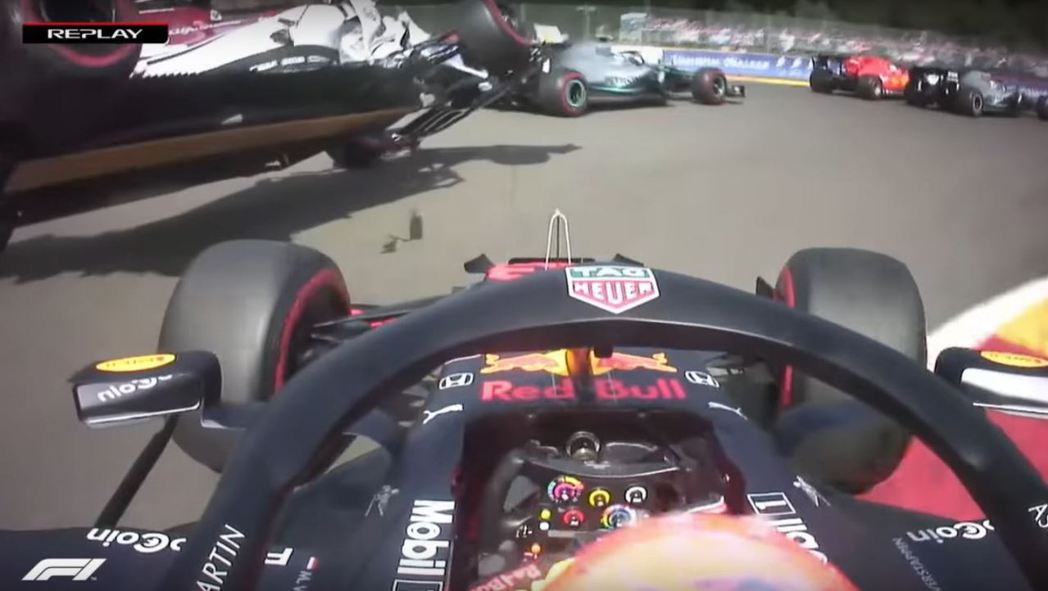 第一彎時Max Verstappen和Kimi Räikkönen發生碰撞。 摘...