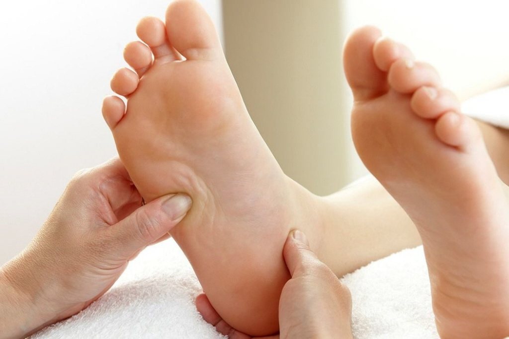 扁平足最直接的影響是足弓塌陷，足弓喪失原本減壓的功能，讓足跟和腳掌直接受壓，容易疼痛發炎，變成足底筋膜炎。