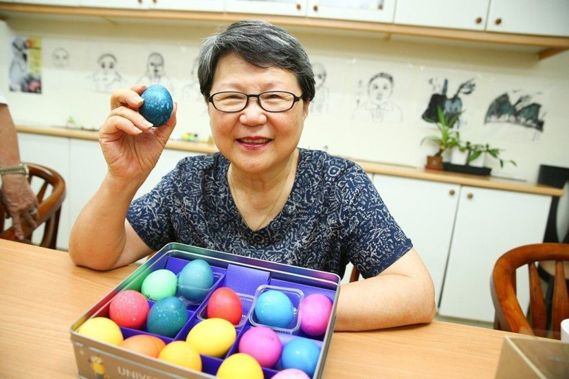 台北市陽明老人公寓，謝安娜奶奶擅長製作復活節彩蛋，喜歡將彩蛋與朋友分享。  記者...