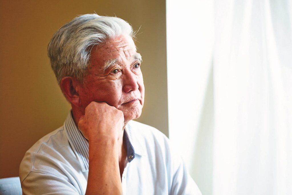 一項研究指出，在老年人群中，持續伴隨長期情緒低落（輕微抑鬱症狀）不僅會導致阿茲海默病（AD）臨床前期症狀，還可以促進AD病理發生。