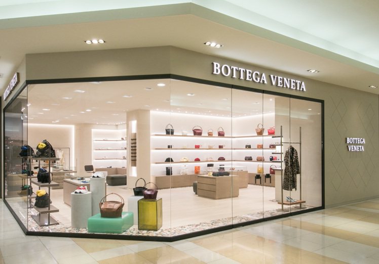 Bottega Veneta嶄新店裝選在新光三越台中中港店揭幕，透過全新風格的裝...