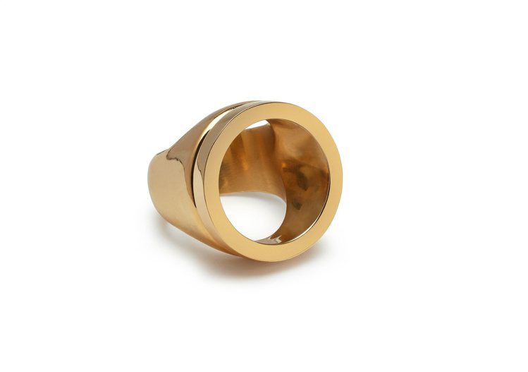 鍍金純銀戒指，20,900元。圖／Bottega Veneta提供