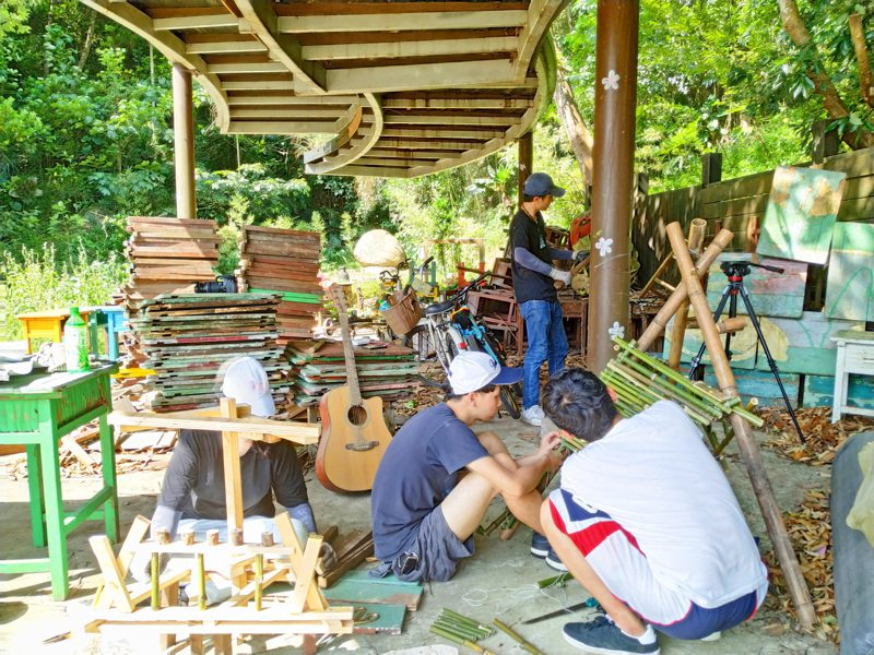 今年暑假一群來自淡江建築系的學生組成團隊《𠈌𠈌 IUIU》到新竹縣峨眉鄉的湖光社區駐村，蒐集在地棄置廢料，打造數十件裝置藝術「湖光小精靈」。圖／徐健智提供