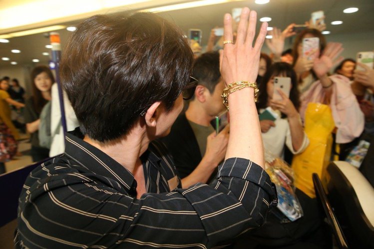 韓國男星金材昱首度訪台，開心向現場粉絲、地勤、空姐揮手致意。記者陳嘉寧／攝影