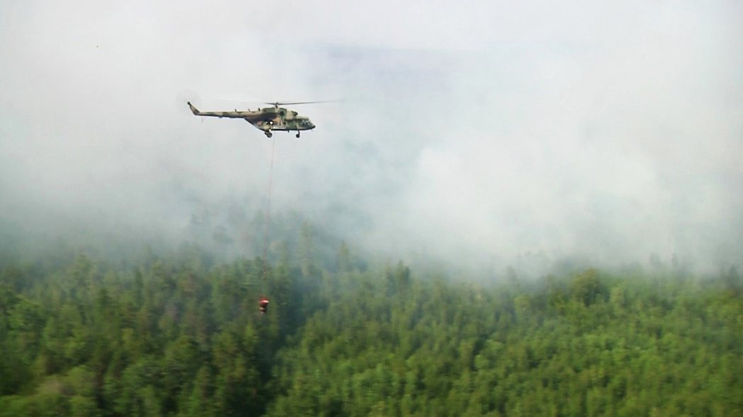 俄羅斯克拉斯諾亞爾斯克區野火，當局出動直升機救火。 （路透）