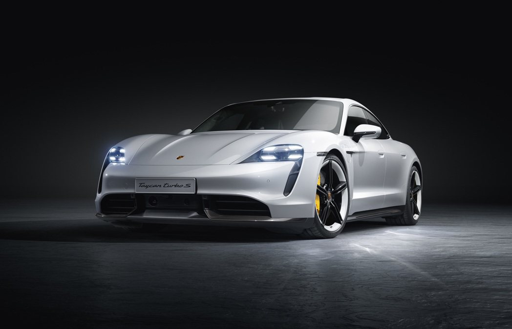 Porsche Taycan車頭視覺效果極其寬闊扁平，更強調俐落的雙翼弧線。車身...