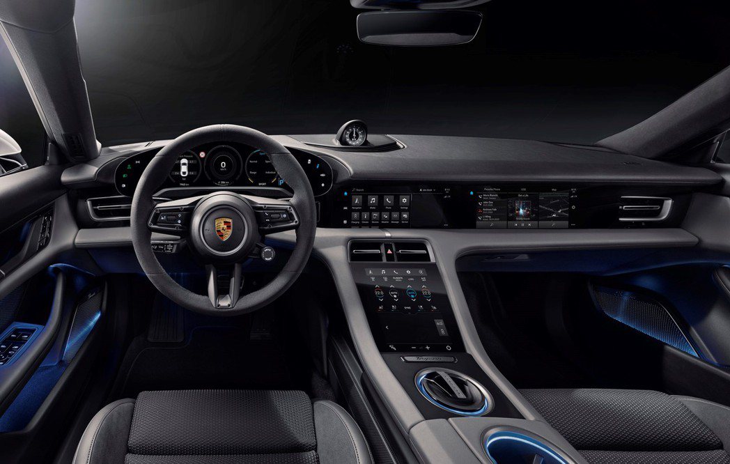 Porsche Taycan儀錶配置以全新設計與清楚明瞭座艙結構，獨立曲面設計的...