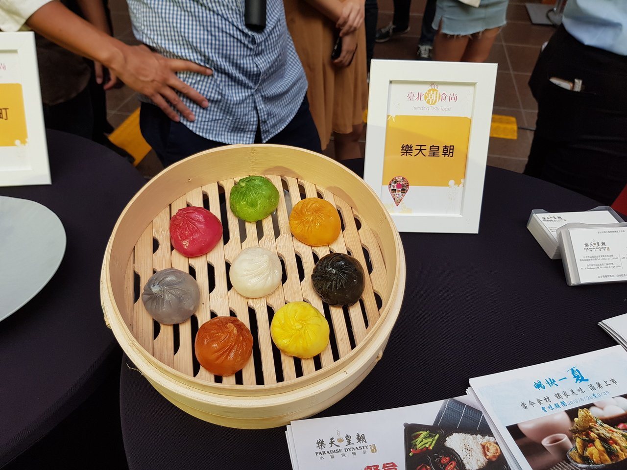 北市商業處今年以「台北潮食尚」為主題，篩選出42家台北潮食尚餐廳，今天也邀請部分業者在市府展示特色餐點、甜點。