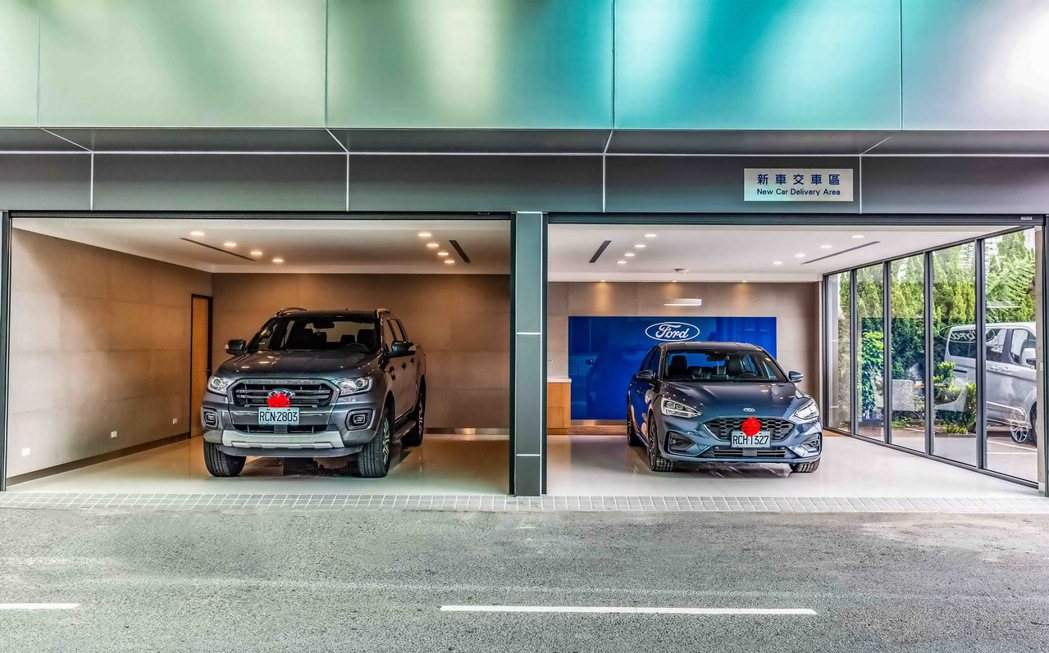 Ford九和汽車台中分公司復興據點採用白色亮面天地牆，搭配個性化的黑色系落地窗框...