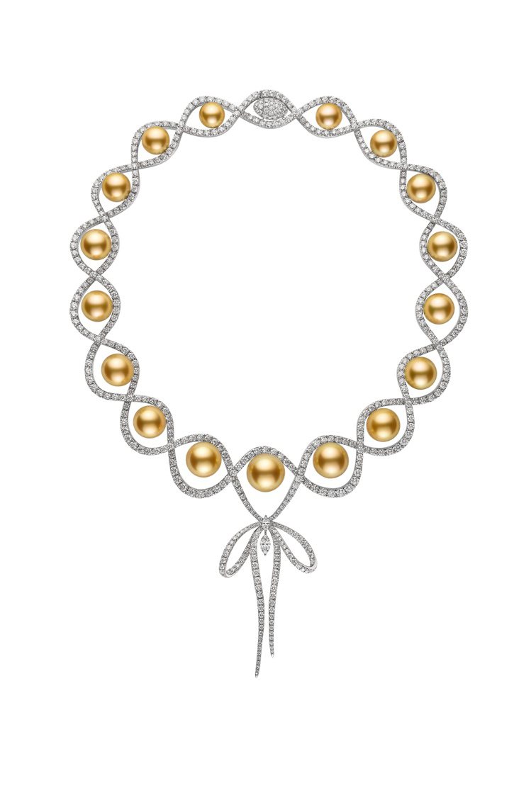 MIKIMOTO Jeux de Rubans 頂級珠寶系列，南洋黃金珍珠鑽石蝴蝶結墜飾項鍊，售價1,460萬元。圖／台北101提供