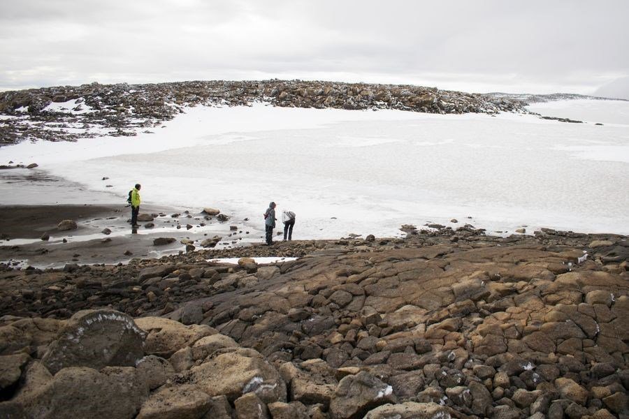 冰島的OK冰川在2014年失去冰川地位，以大約700歲的年紀死去。圖為積雪覆蓋已...