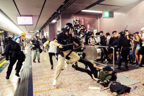 在香港「831太子站衝突」過後，社會憤怒難以平息。儘管港府宣布「撤回《送中》草案...