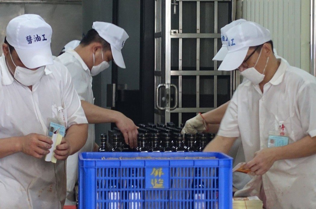 屏東監獄生產的「鼎新醬油」因台灣連串食安風暴，銷路大好。 圖／聯合報系資料照片