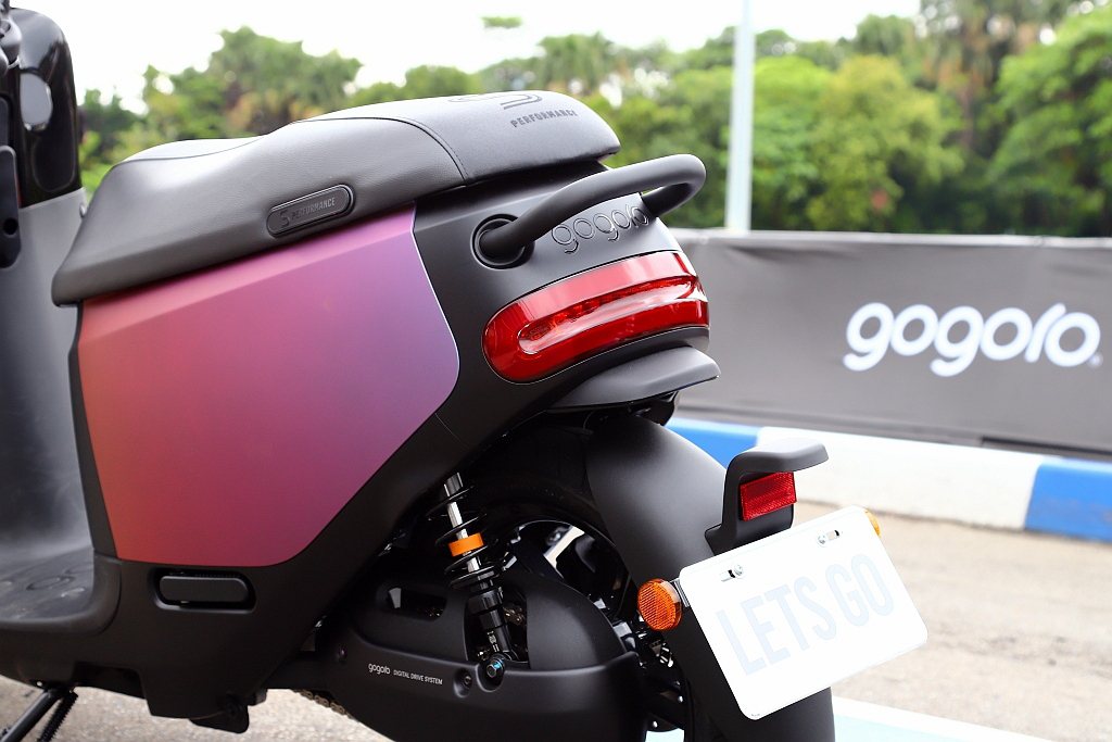 Gogoro S2 ABS「光譜靛」新車色，在不同角度下會呈現不同的色調，騎乘在...