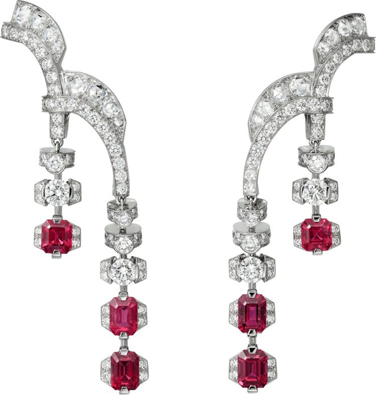 莫妮卡貝魯奇配戴的卡地亞頂級珠寶Magnitude系列紅寶石耳環，價格店洽。圖／卡地亞提供