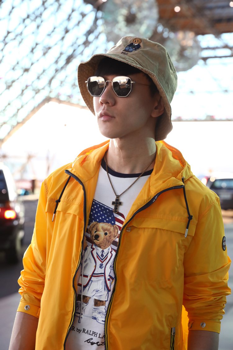 林俊傑機場時尚選穿黃色Polo Ralph Lauren連帽夾克，搭配棉質Pol...