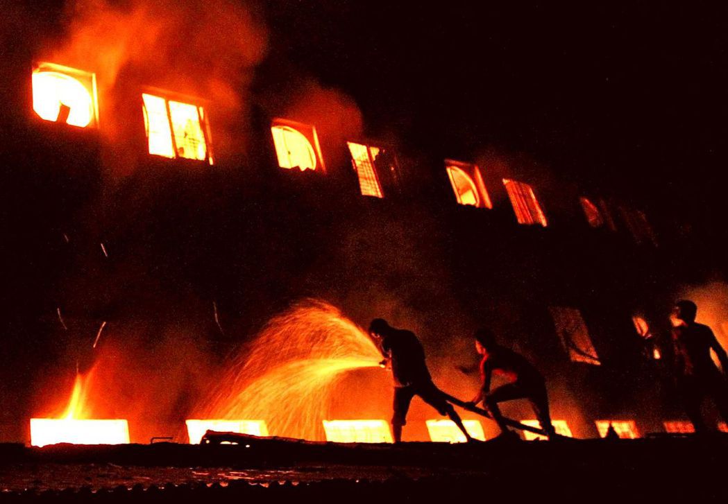 孟加拉首都達卡成衣廠2012年11月24日晚間發生火災，逾百人喪生。圖為火災時民...