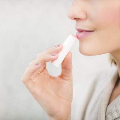 用不完的護唇膏有5種妙用 能卸妝還能讓睫毛變漂亮