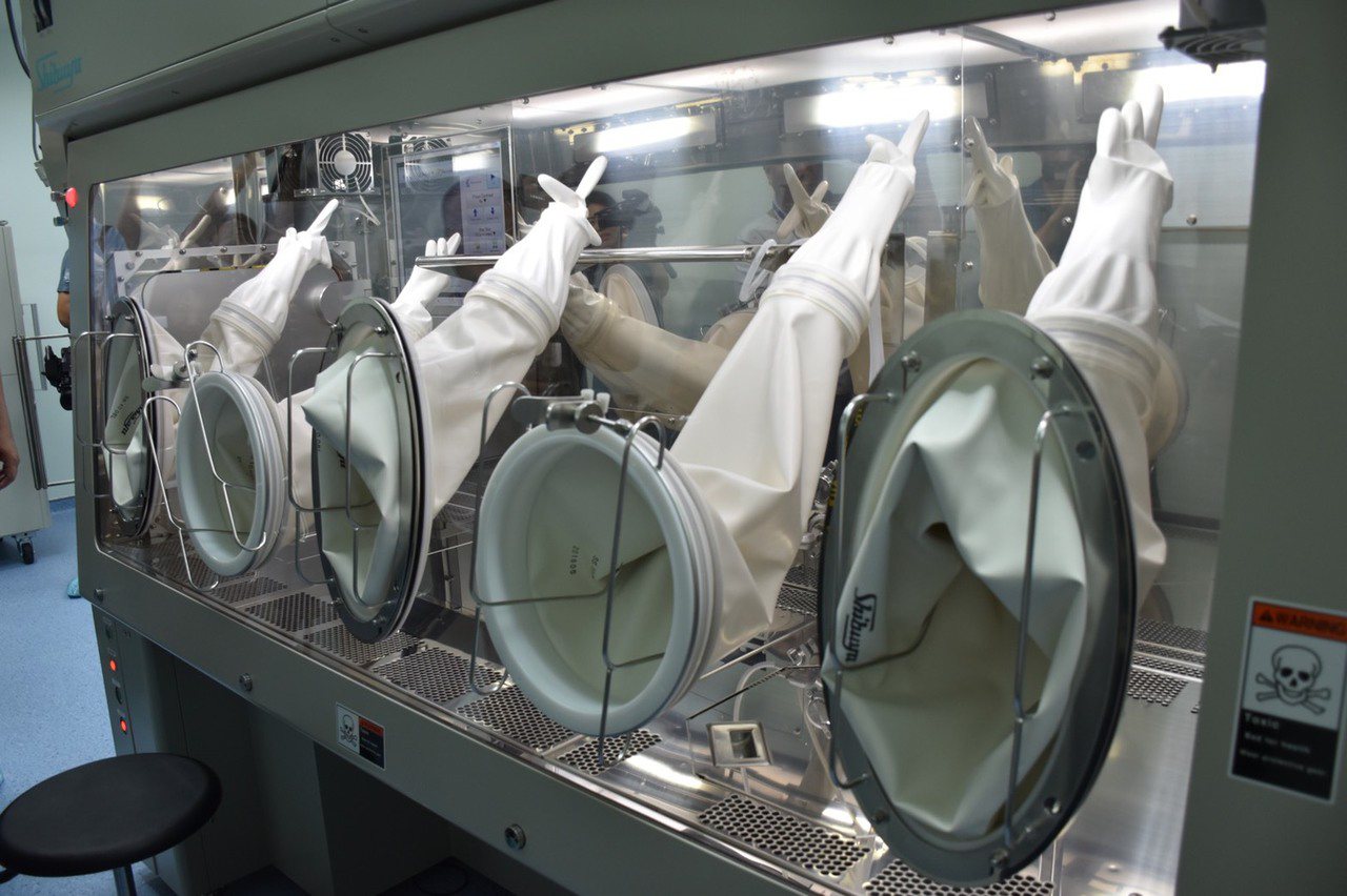 花蓮慈濟醫院引進日本原裝設備細胞操作「無菌隔離作業手套箱」，可用來製作細胞製劑，...