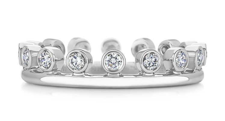 De Beers Dewdrop系列18K白金單行鑽石戒環，約73,000元。圖／De Beers提供