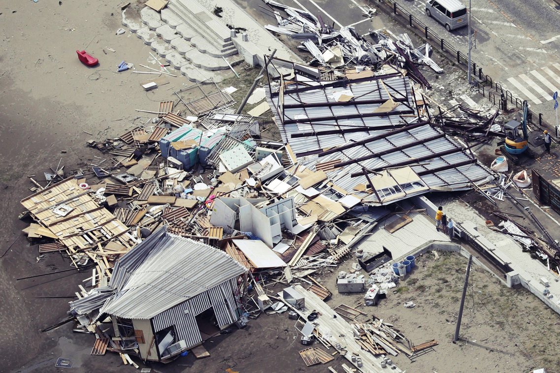 9日，位於東京的三浦海岸遭到強風吹垮的房屋。 圖／歐新社
