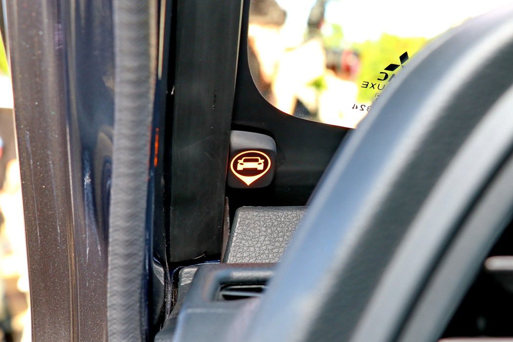 廂車自排車型增加BSW盲區偵測警示。 記者陳威任／攝影