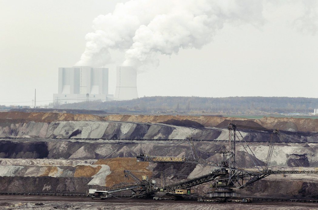 圖為薩克森邦的褐煤礦場。目前燃煤仍佔德國電力的40%，在布蘭登堡邦南部及薩克森邦...