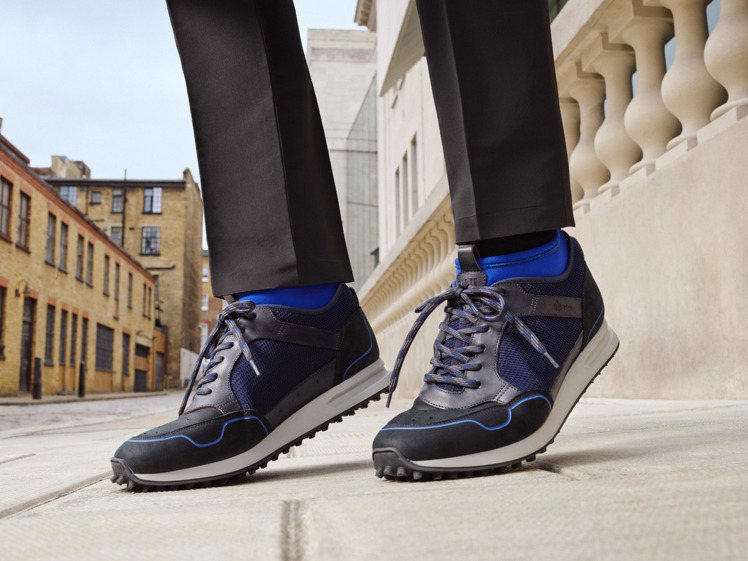 英國男裝品牌dunhill在這季推出了升級款Radial運動鞋，24,500元。圖／dunhill提供