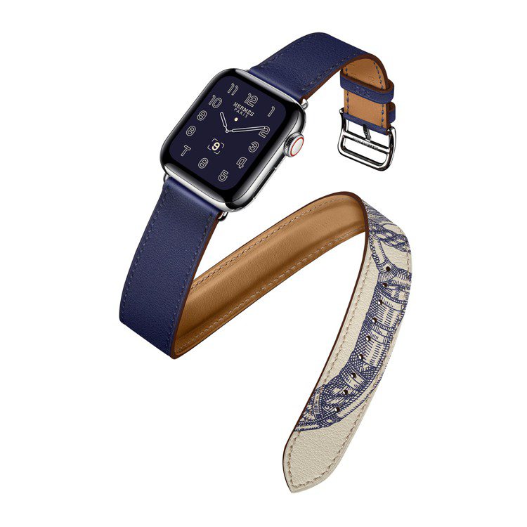 第五代Apple Watch Hermès系列40毫米表殼墨水藍與Della Cavalleria絲巾印花拼接雙圈Swift 小牛皮表帶15,900元；整組45,900元。圖／愛馬仕提供