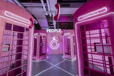 超好拍「粉紅派對」現身華山 PANDORA打造「示愛電話亭」