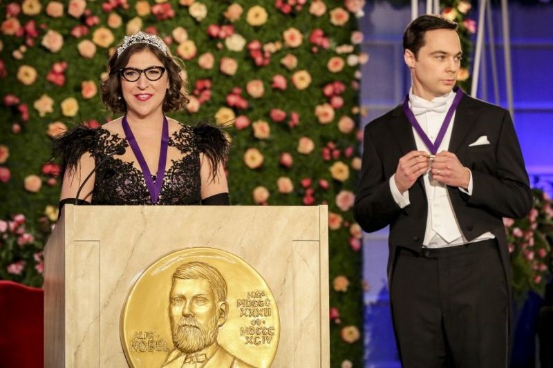 《宅男》讓觀眾見證了一個無比溫馨的結局：第一男主角Sheldon如願以償獲得諾貝爾獎。 圖／IMDb