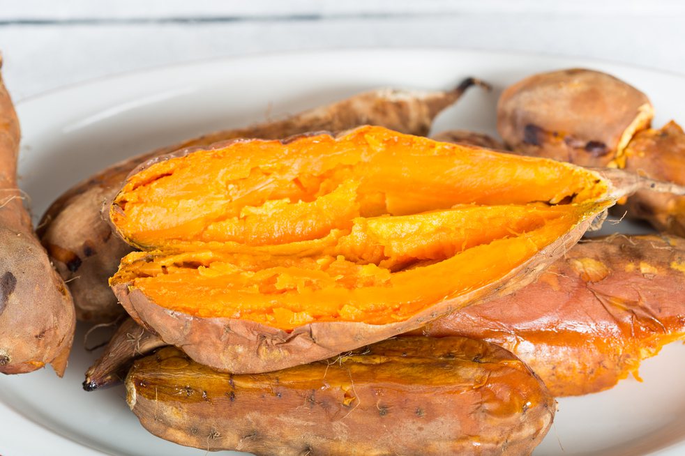 有網友對超商蕃薯的乾淨程度是否能連皮一起吃感到疑惑。圖片來源／ingimage