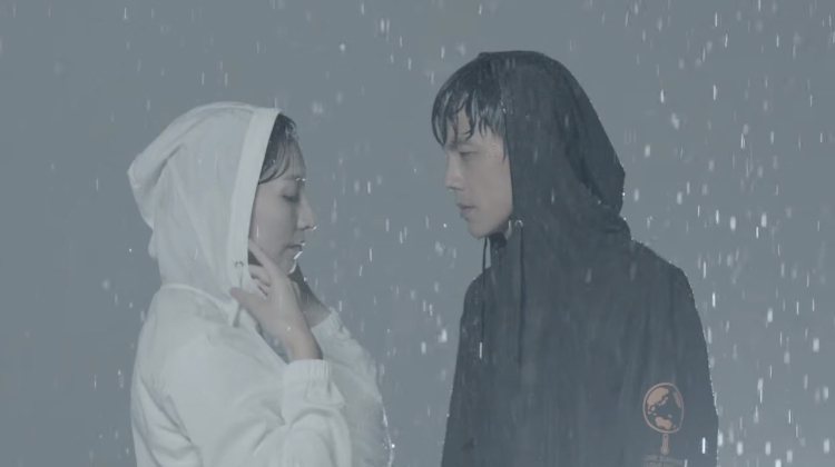 阿翔跟老婆一起拍MV，在大雨中攜手，一起挺遇風雨。浩角翔起官方粉絲頁