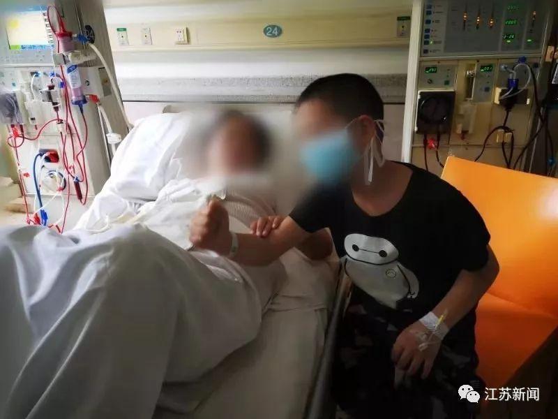 陳媽媽的大兒子在她做腹膜透析時在一旁按摩。圖取自江蘇新聞