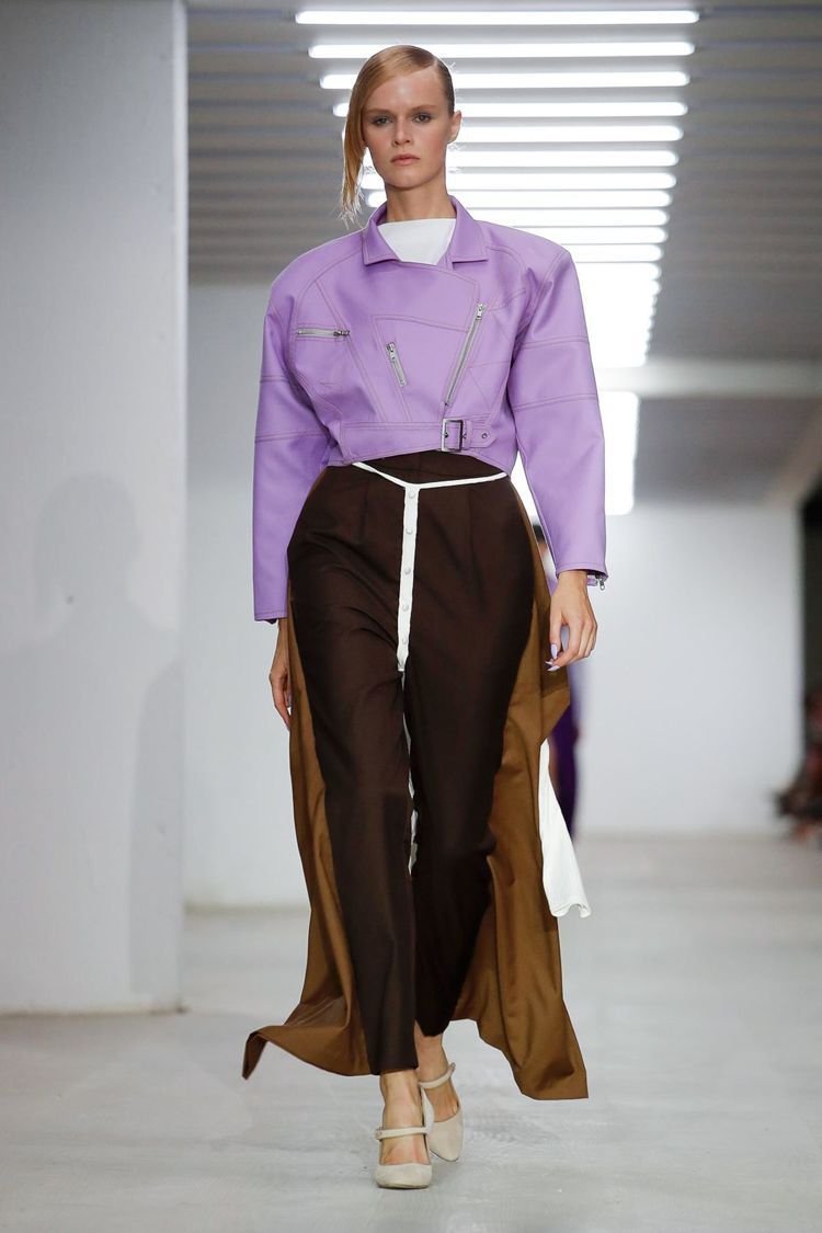 Marta Jakubowski 著重解構、多層次的服裝以紫色、米褐色為主要表現。圖／取自nowfashion.com（Guillaume Roujas攝影）