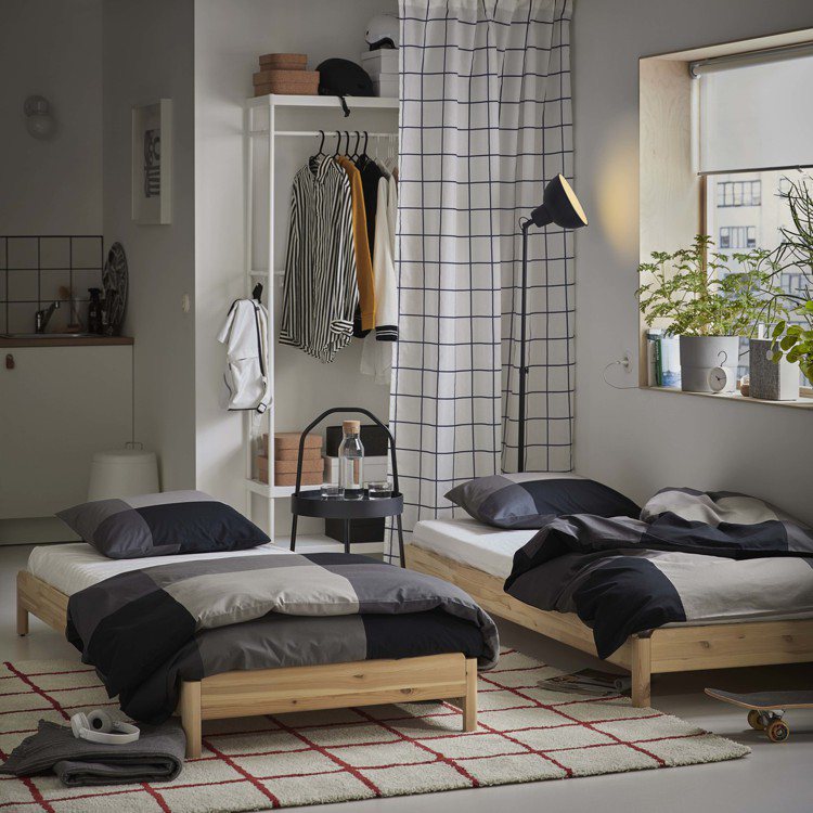 松木製的IKEA UTÅKER疊床可變化成雙人床、轉角沙發，不需使用時也能堆疊成單人床，2件裝售價4,390元。圖／IKEA提供